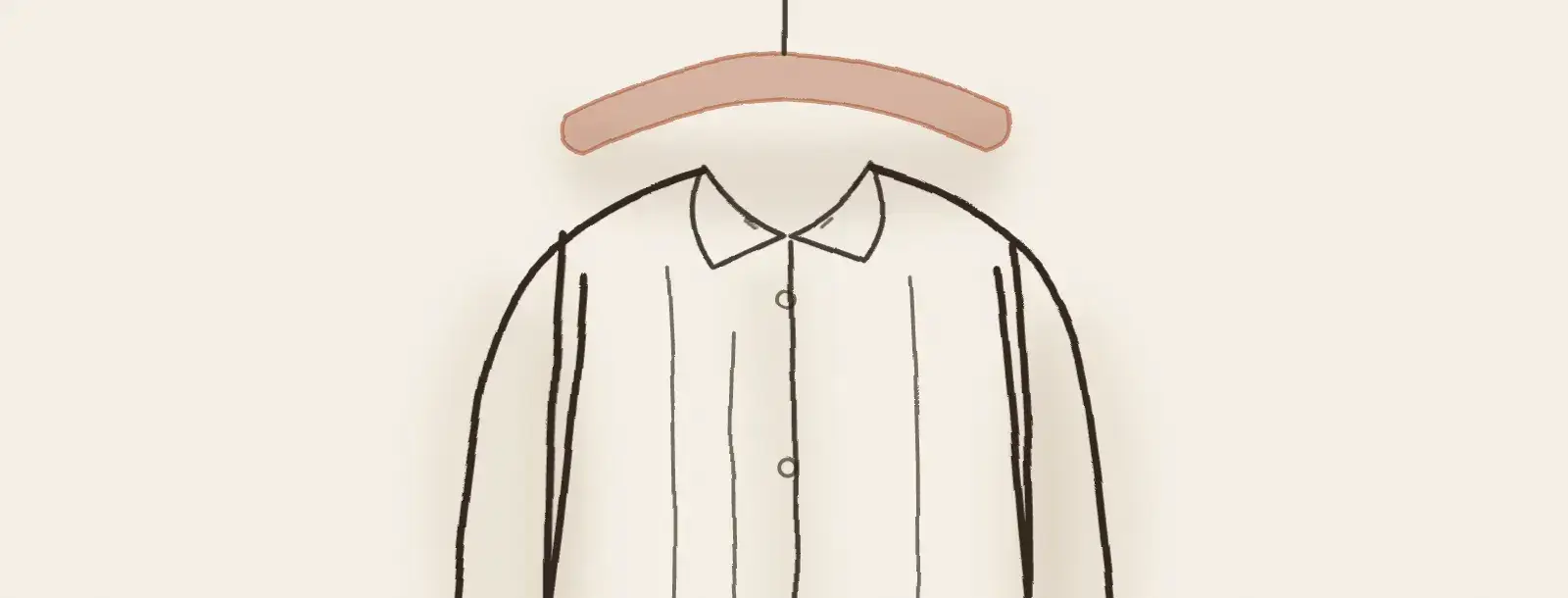 Chemise en lin suspendue sur un cintre en bois