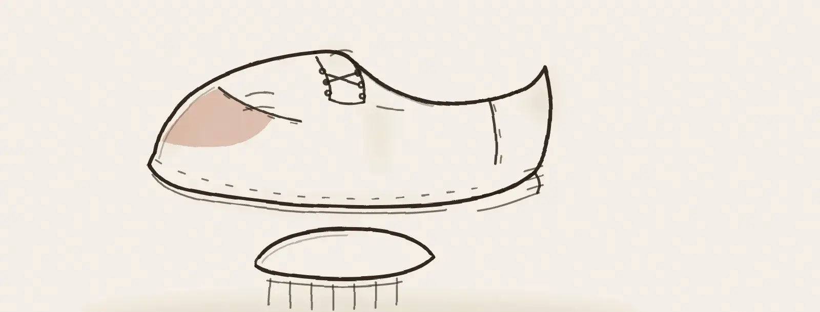 Chaussure en cuir de profil, brosse à poils posée dessous