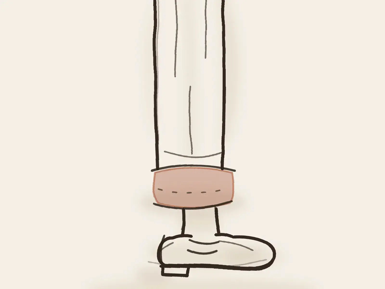 Ourlet de pantalon en lin roulé sur un mocassin porté pied nu