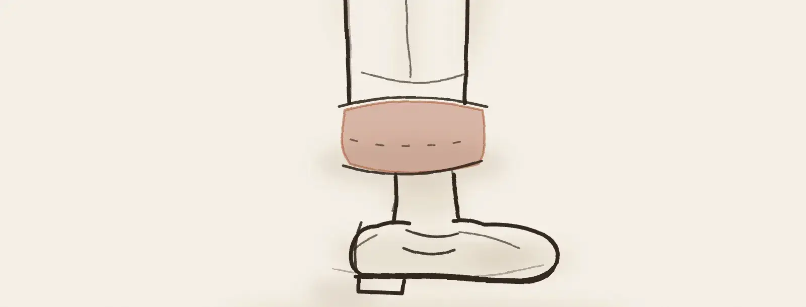 Ourlet de pantalon en lin roulé sur un mocassin porté pied nu